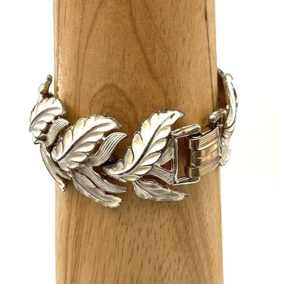 Vintage Bracelet Leaves Linked White Enamel Finish Estate 6.5” Flaw - Picture 11 of 12